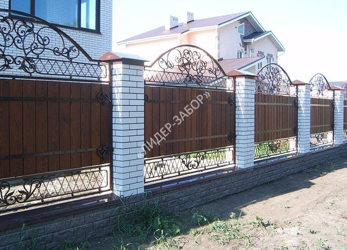 Купить Забор из профнастила под дерево с кованными элементами